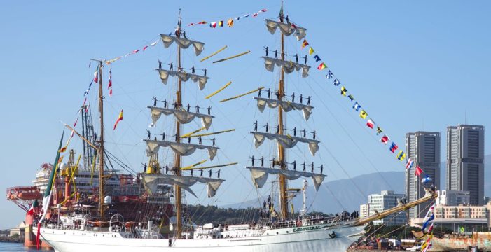 El buque Cuauhtémoc atraca en Tenerife entre aplausos