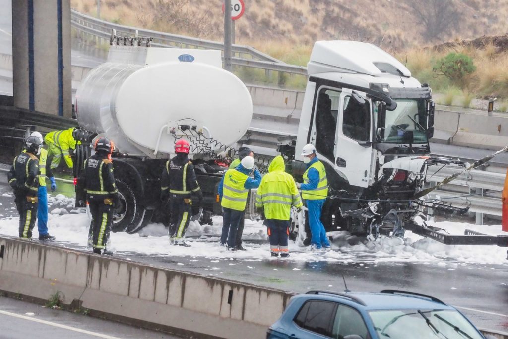 Trasvase del camión accidentado en la TF-1. Sergio Méndez