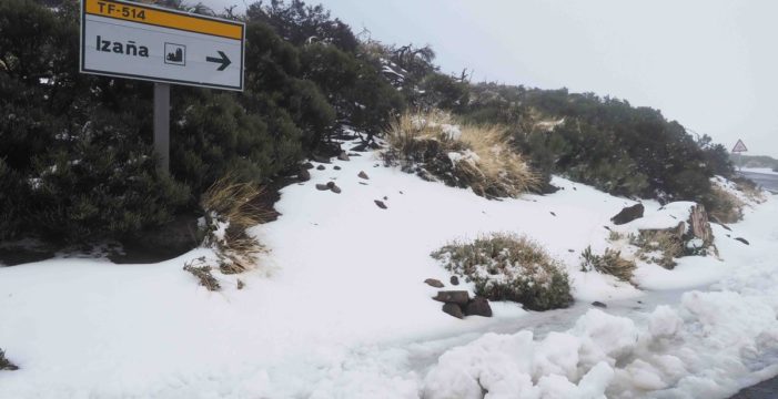 La nieve tiñe el Teide y hace acto de presencia en las cumbres de La Palma