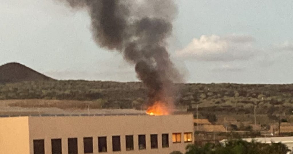 Incendio en la zona de invernaderos situada en la entrada al Puertito de Güímar. DA