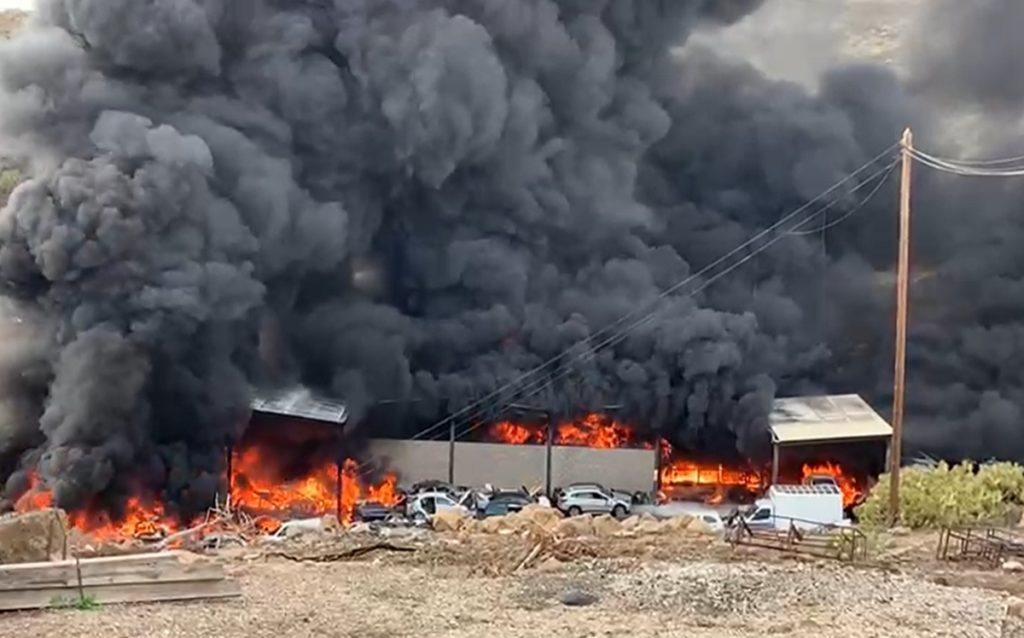 Incendio de grandes dimensiones en una planta de desguaces en Granadilla. DA