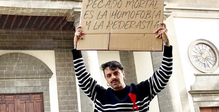 La aplaudida protesta de Álex Mercurio ante el Obispado: “Pecado mortal es la homofobia y la pederastia”