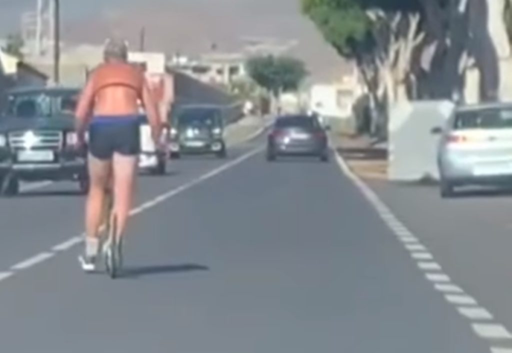 Circula en patinete en una carretera de Tenerife. Captura de vídeo de CN8 Noticias Canarias