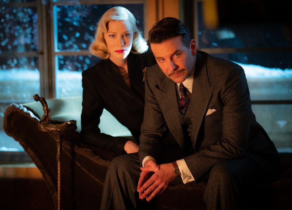 Cate Blanchett y Bradley Cooper, en ‘El callejón de las almas perdidas’.