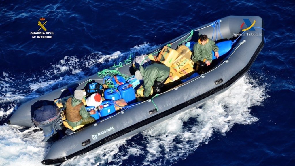 La Guardia Civil incauta más de 1.600 kilos de hachís que fueron lanzados al mar por los ocupantes de una zódiac al verse rodeados. DA