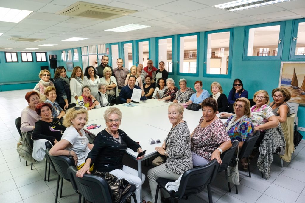 Imagen de archivo en la recepción de 2018 en la Casa del Mar, con el alcalde y concejales junto a un grupo de mujeres mayores. DA