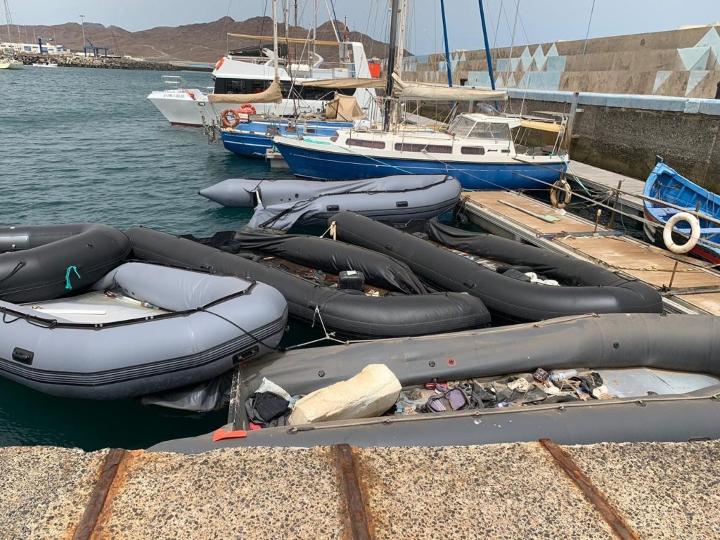 Rescatan en Fuerteventura una neumática con 61 personas, entre ellas 4 niños