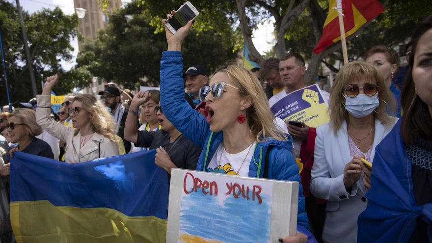Centenares de personas se manifiestan en Tenerife contra la guerra en Ucrania. EFE