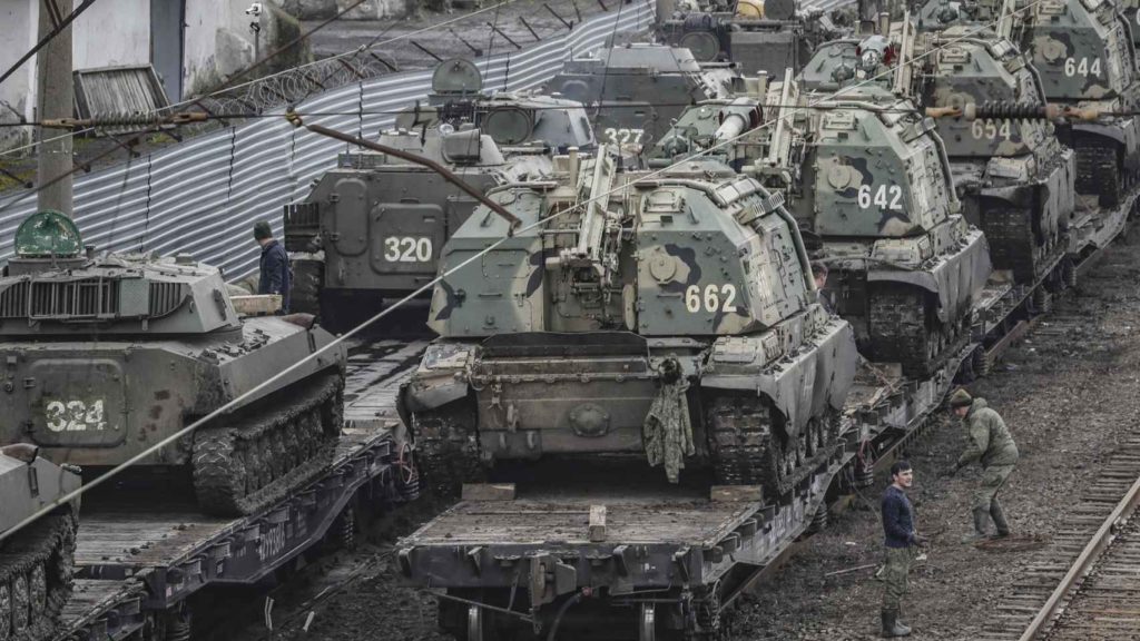 Vehículos blindados del ejército ruso en la estación de tren de la región de Rostov. EFE