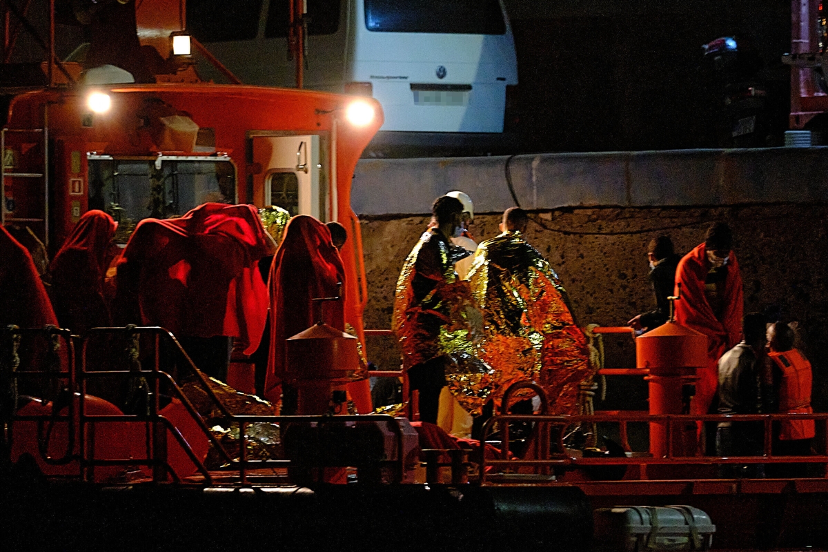 Un grupo de inmigrantes rescatados en el Puerto de Gran Tarajal, a 2 de febrero de 2022, en Fuerteventura. EP