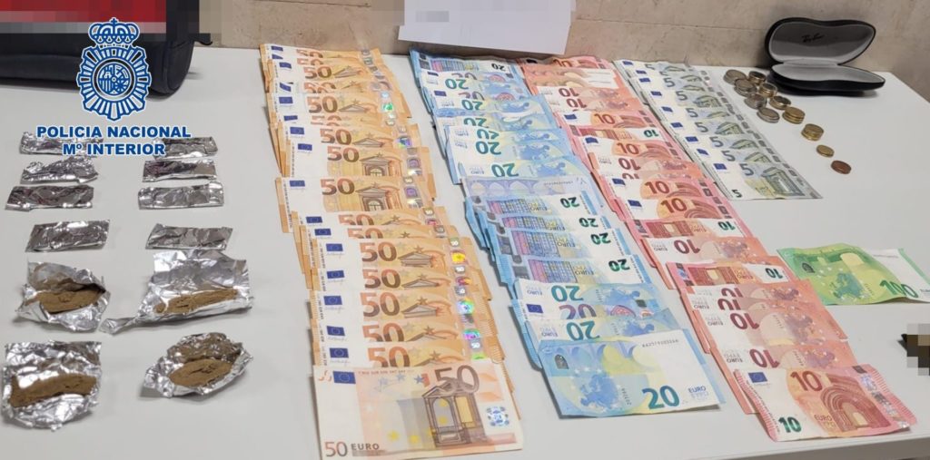 Hachís y dinero incautado por agentes de la Policía Nacional. | Europa Press