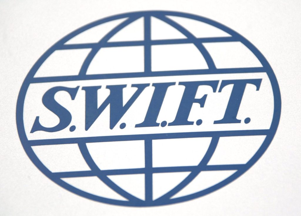EEUU y UE anuncian la exclusión de bancos rusos del SWIFT