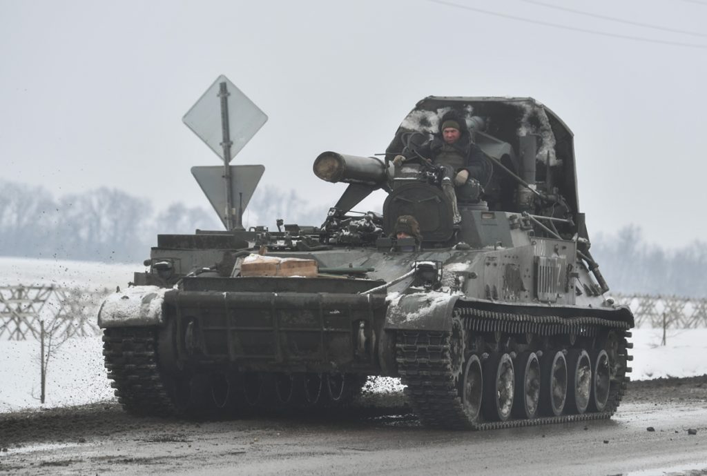 Un portador de mortero autopropulsado 2S4 Tyulpan de 240mm de calibre se mueve a lo largo de una carretera cerca de la frontera con Ucrania en la región de Belgorod. EUROPA PRESS