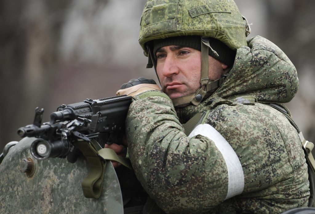 Militares rusos son vistos en Armyansk, en la parte norte de Crimea. EUROPA PRESS