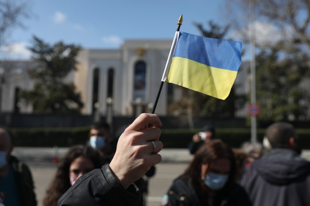Una manifestante, con una bandera ucraniana, participa en una manifestación en Madrid contra la guerra. Europa Press