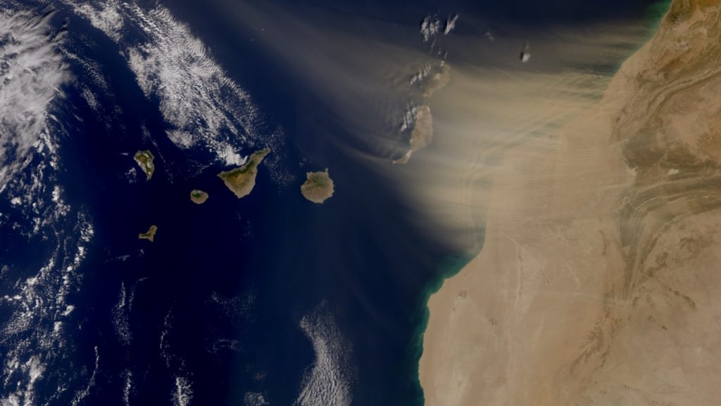 Imagen del satélite Sentinel-3 que muestra la entrada de polvo en suspensión en Canarias. Twitter