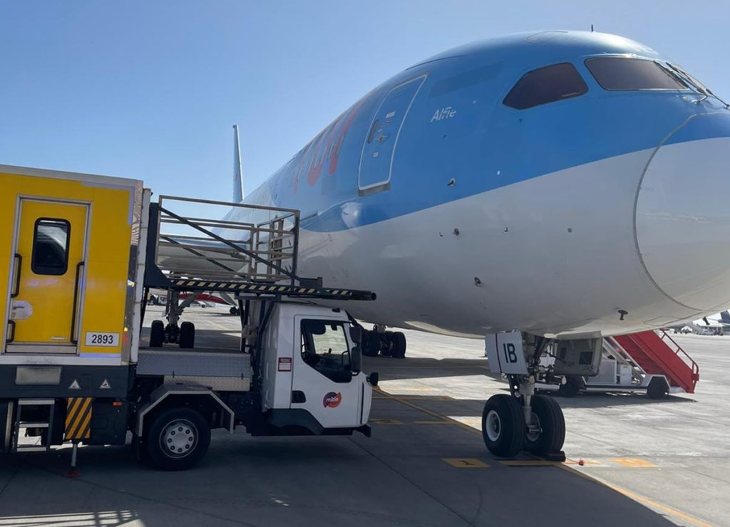 En estado grave el pasajero de uno de dos los aviones desviados de urgencia a Tenerife Sur. 112