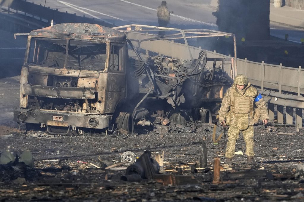Mientras Moscú anuncia una ofensiva total sobre la capital, Kiev confina a sus ciudadanos ante el temor del recrudecimiento de los ataques. Reuters