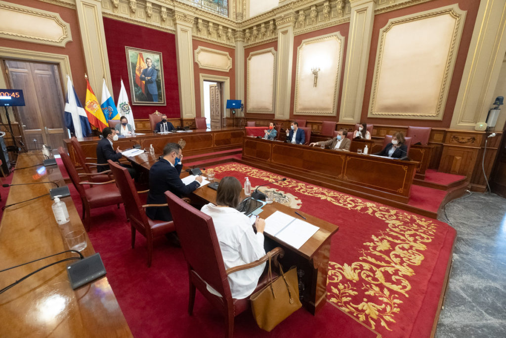 Momento de la Comisión de Control del Ayuntamiento de Santa Cruz celebrada ayer. / Fran Pallero