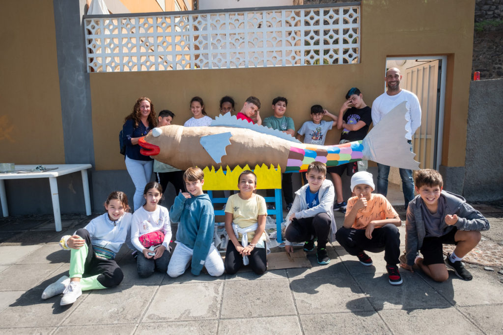 La directora del centro y el profesor de Quinto, junto con los alumnos que ayudaron a pintar la sardina. Fran Pallero