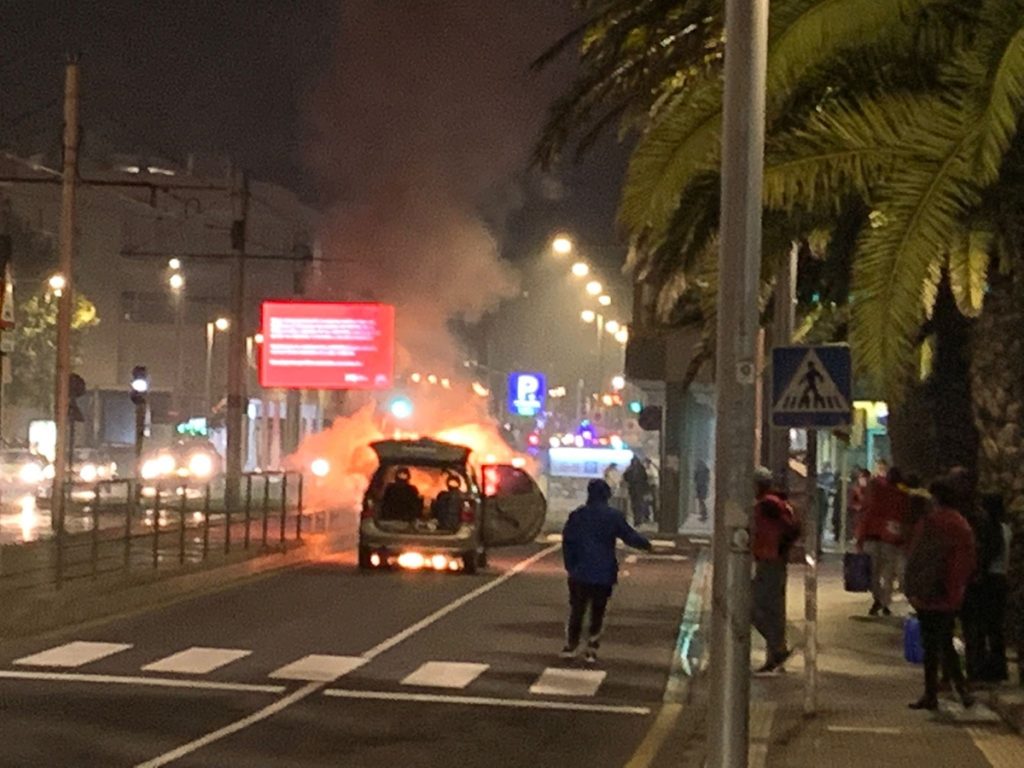 Arde un vehículo en plena avenida Trinidad. Fran Pallero