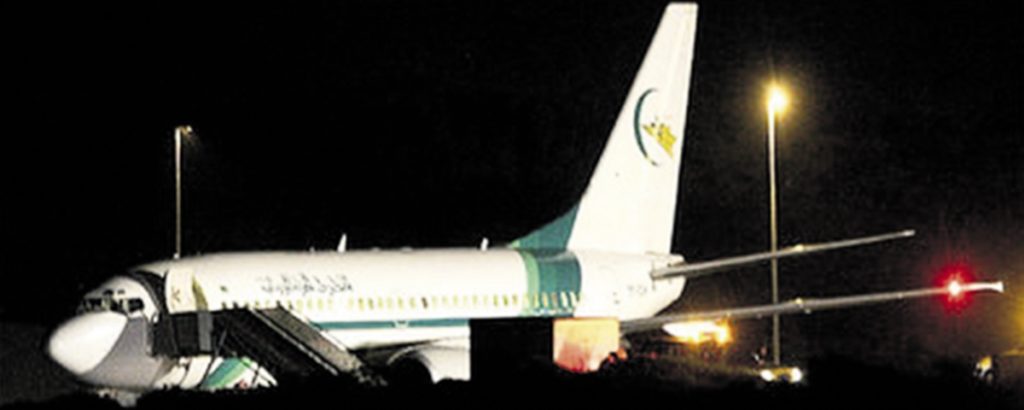 Imagen del avión en las pistas del aeropuerto de Gran Canaria, donde permaneció durante ocho horas.