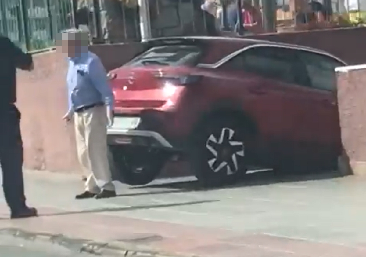 Se despista y mete su coche por las escaleras de un centro comercial