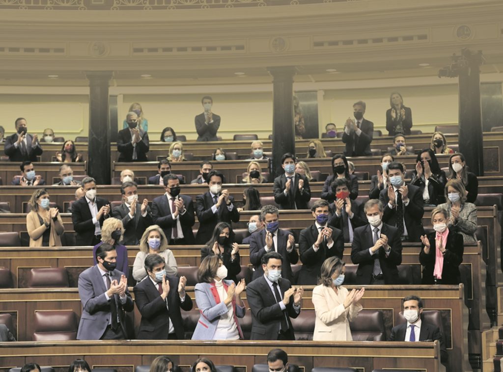 La bancada del PP ovacionó ayer a Casado a su llegada al Congreso, donde hizo un llamamiento a “la concordia” en la que puede ser su última intervención como presidente