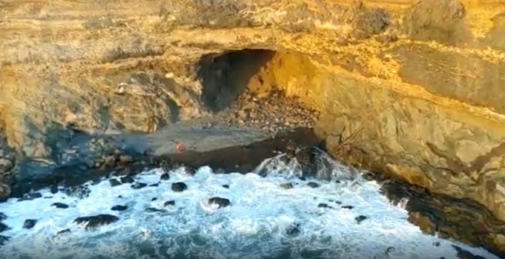 Imágenes del rescate de una mujer que quedó aislada por la subida de la marea en las Cuevas de Ajuy. 1-1-2