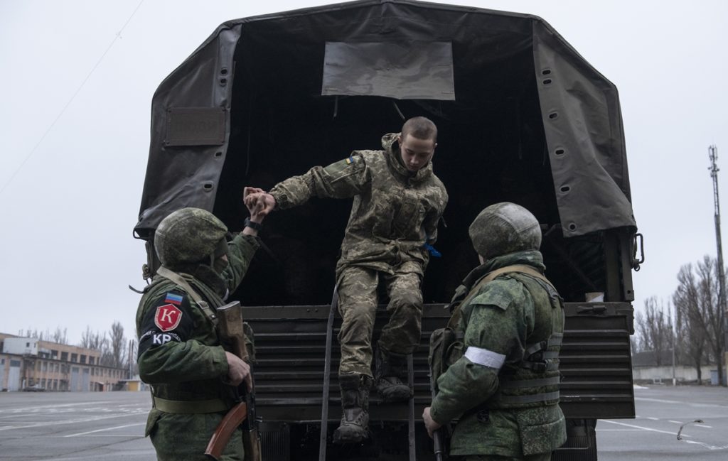 Un soldado del ejército ucraniano que se rindió voluntariamente sale del camión militar en la unidad militar de la LPR, en Lugansk