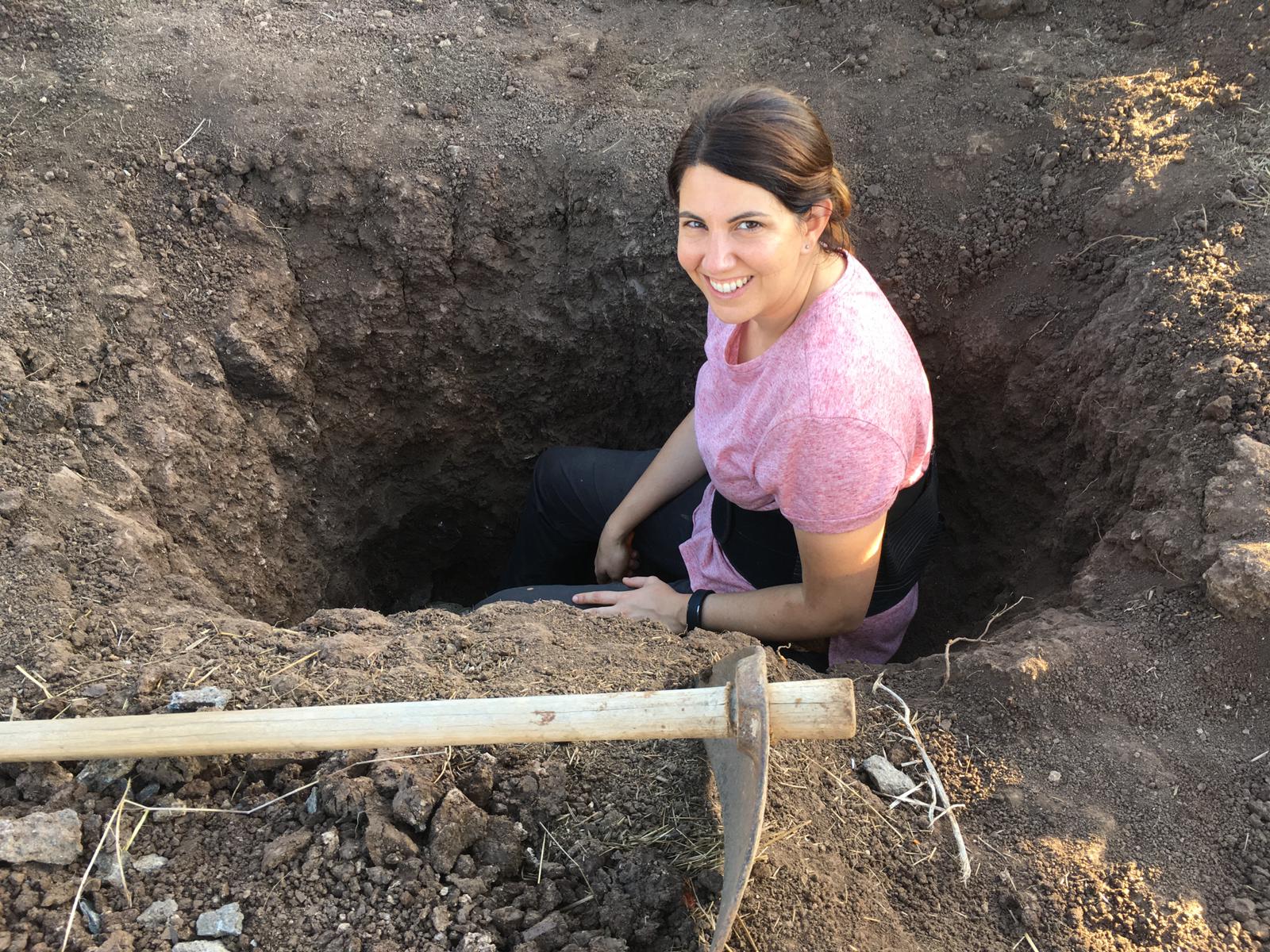 La investigadora y su equipo deben hacer diversas catas en el suelo buscando muestras para estudiar.