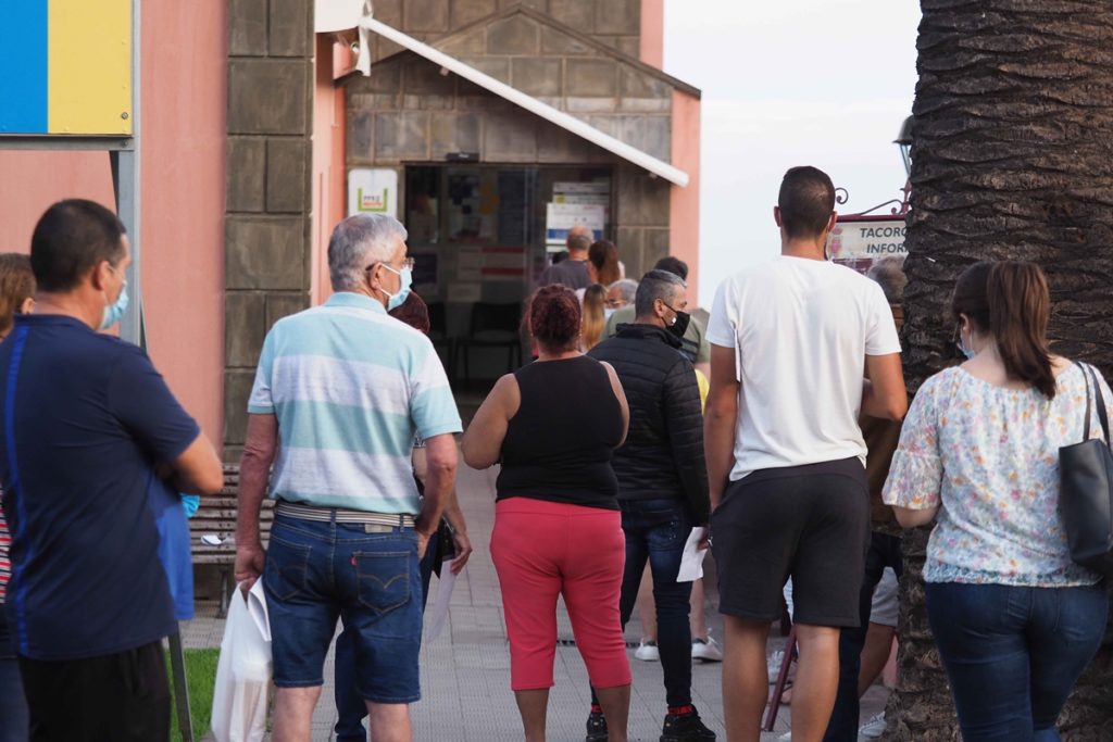 Personas en cola para acceder a un centro de salud de Tenerife.