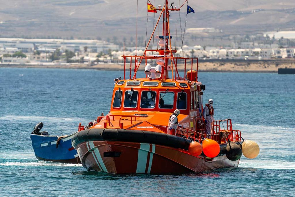 Rescatada otra neumática con más de 50 persona y dos bebés en Canarias