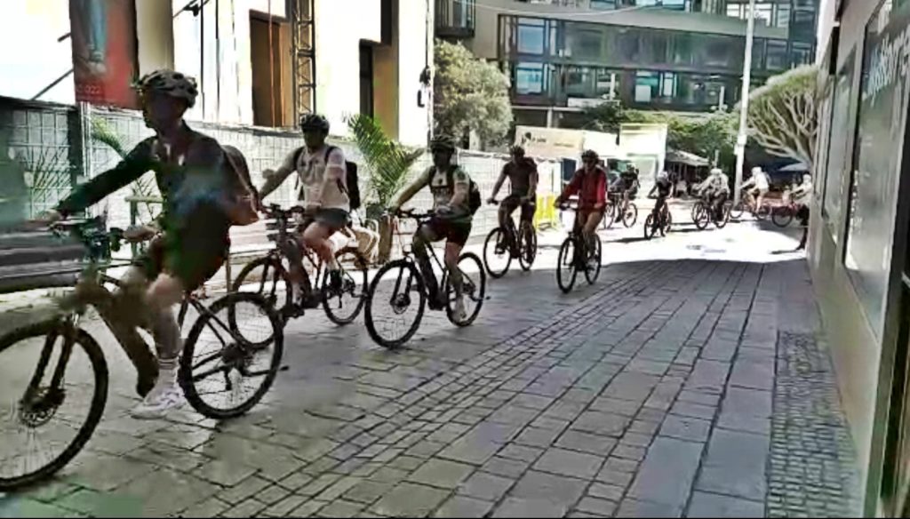 Decenas de turistas se desplazan por calles peatonales de Santa Cruz en bicicleta. / 'Queremos Movernos'