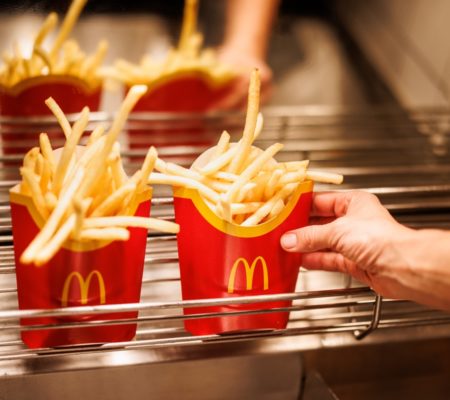 Denuncian a McDonald's por presuntamente usar la IA para encarecer tu menú