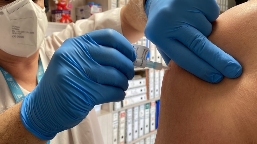 Reino Unido aprueba la primera vacuna capaz de hacer frente a ómicron