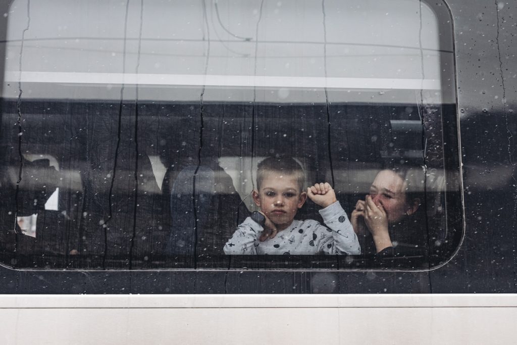 Un niño y su madre observan desde un tren en la estación de tren de Kiev. / Europa Press