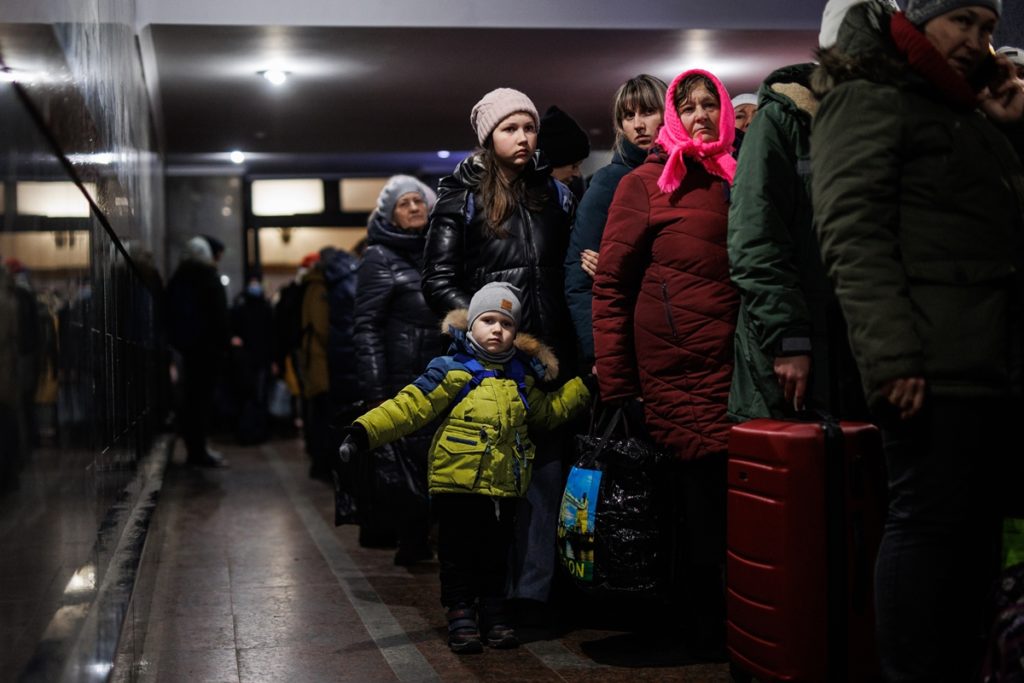 Un grupo de personas esperan en la estación de tren de Lviv, a 2 de marzo de 2022, en Leópolis (Ucrania). Alejandro Martínez Vélez / Europa Press