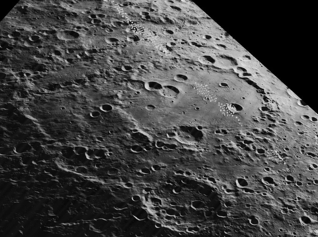 Imagen del cráter Hertzsprung tomada por el Lunar Orbiter 5 NASA