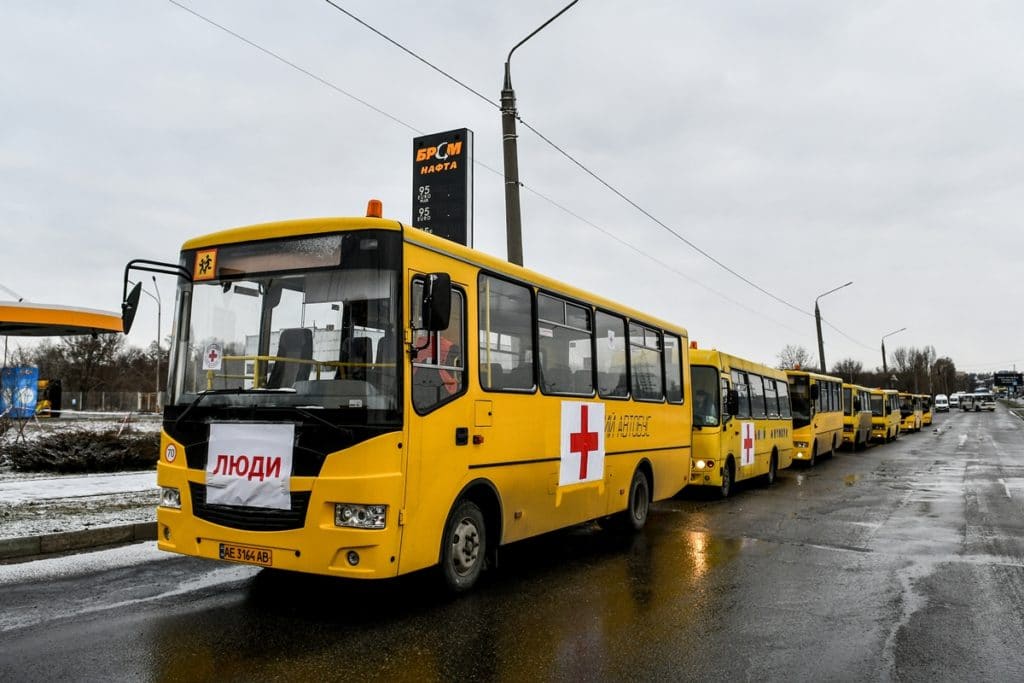 Un convoy de guaguas listo para evacuar a la población de Mariúpol, una ciudad asediada en las últimas horas por los ataques rusos. EP