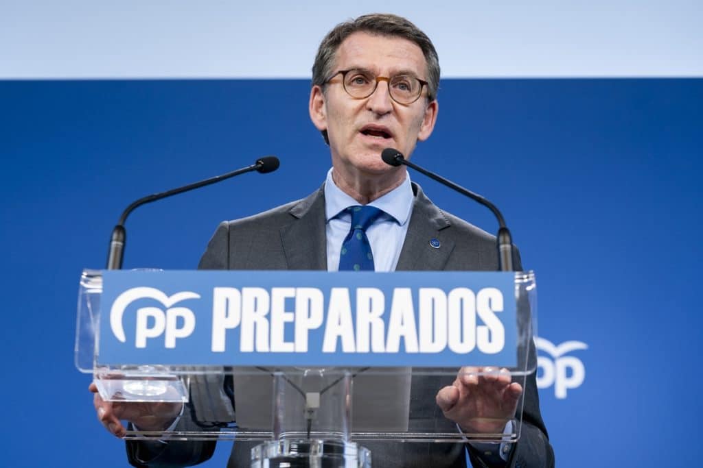 Alberto Núñez Feijóo comparece en la sede nacional del PP para entregar los avales necesarios para formalizar su candidatura. | A. Pérez Meca / Europa Press