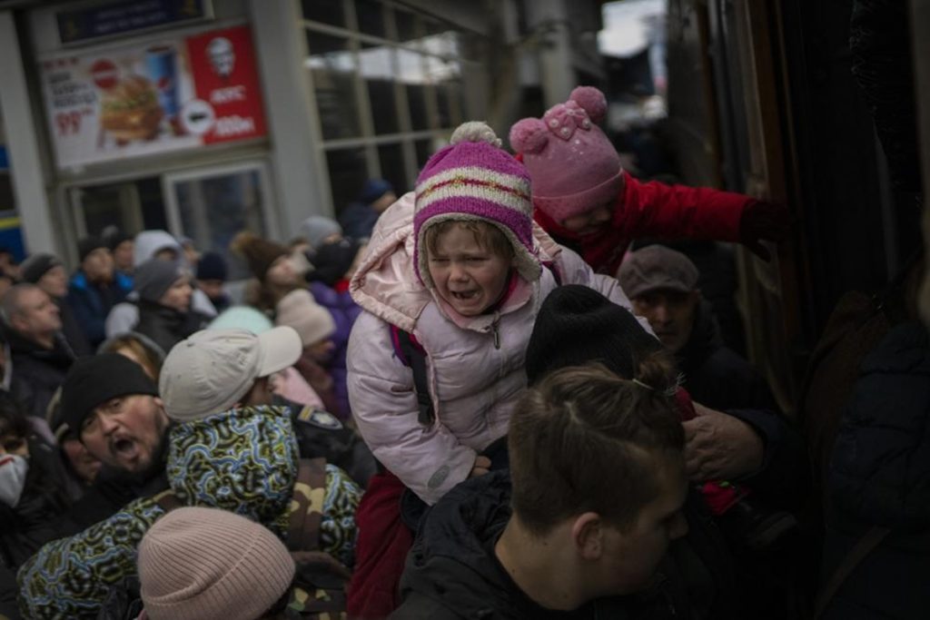 Kiev rechaza los corredores trampa de Putin que desembocan en Rusia; los refugiados huídos de Ucrania ya ascienden a 1,7 millones, en su mayoría niños, mujeres y ancianos. Foto AP/Emilio Morenatti