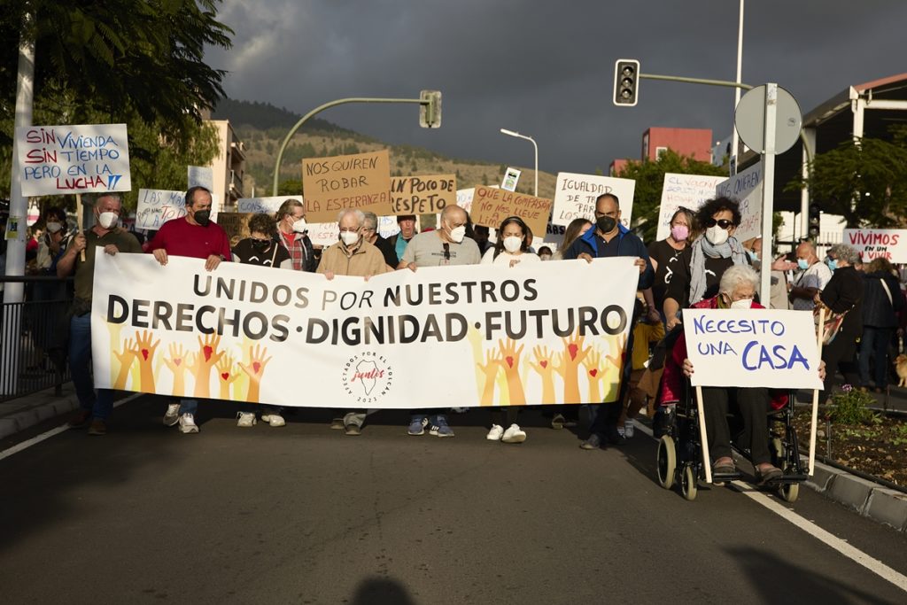 Marcha de protesta de los damnificados por el volcán de Cumbre Vieja en Los Llanos.