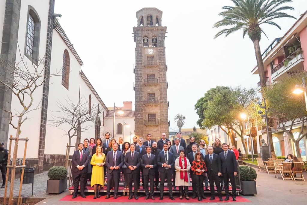Los representantes de las ciudades Patrimonio de la Humanidad y el presidente del Parlamento de Canarias, Gustavo Matos, en La Concepción, ayer.