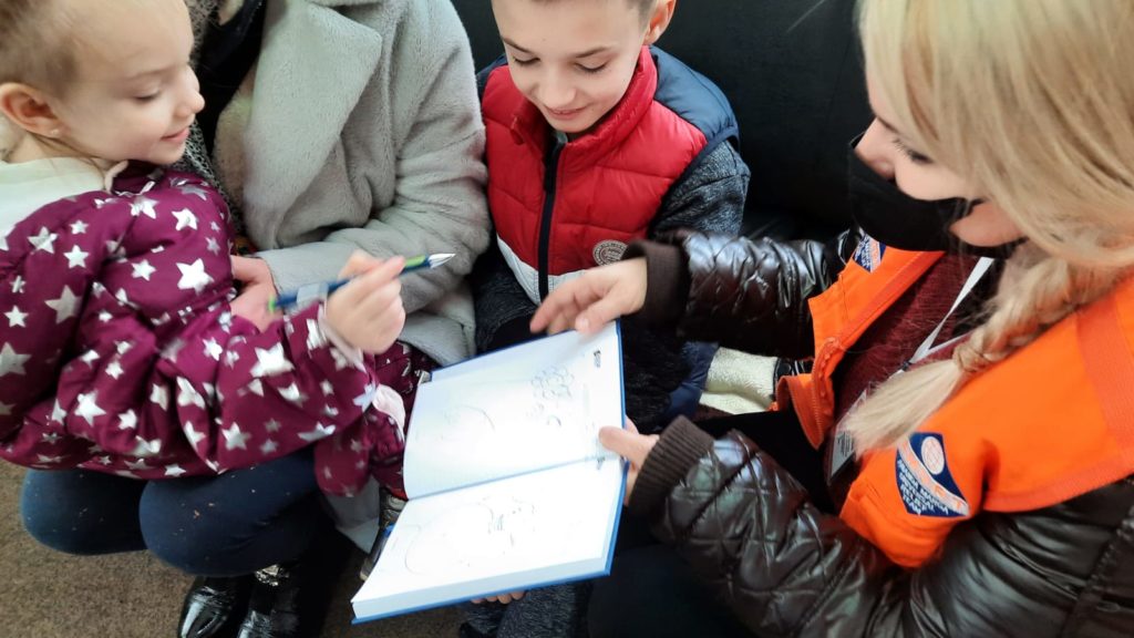 Melinda, la psicóloga tinerfeña que asiste a niños refugiados en la frontera con Ucrania