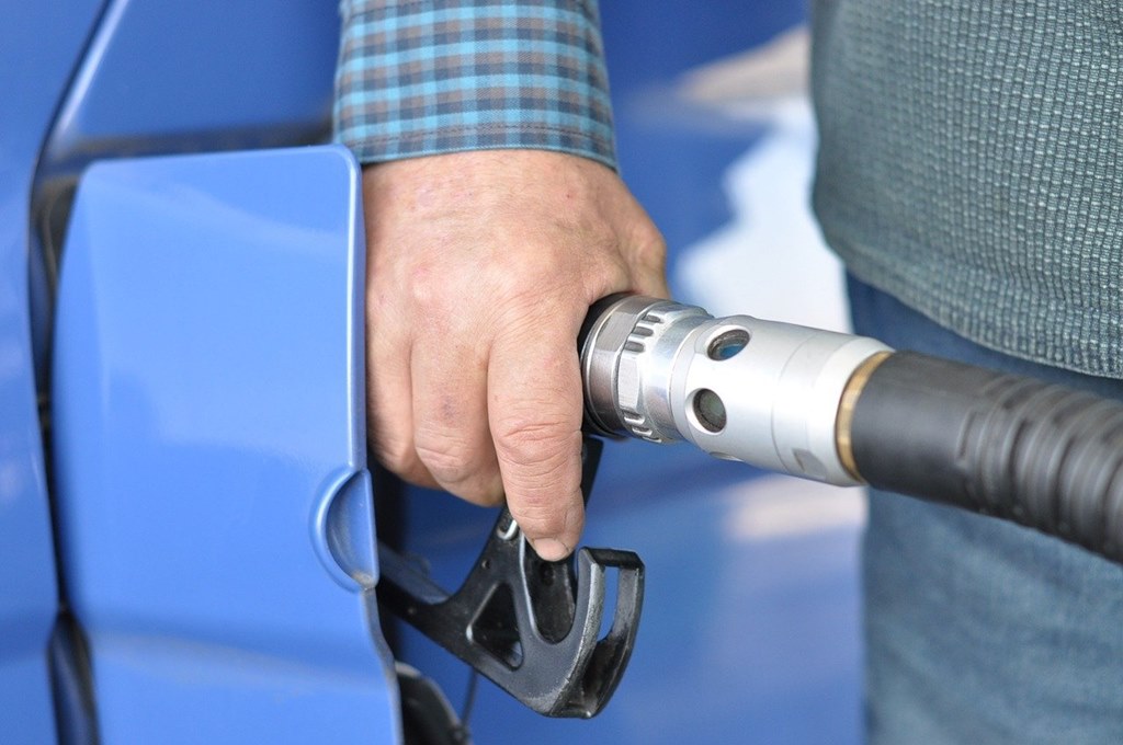 El precio de la gasolina puede seguir subiendo mucho: la OPEP+ reducirá la producción en 100.000 barriles de petróleo