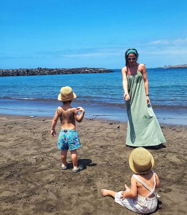 "Nunca fue tan feliz": las imágenes del viaje familiar de la periodista Isabel Jiménez a Tenerife