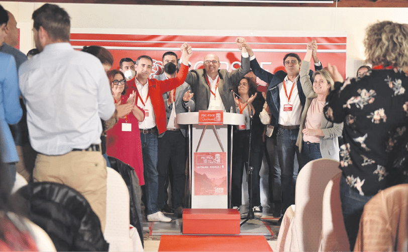 Anselmo Pestana junto a su nueva ejecutiva tras haber sido reelegido secretario general del PSOE en el X Congreso Insular.