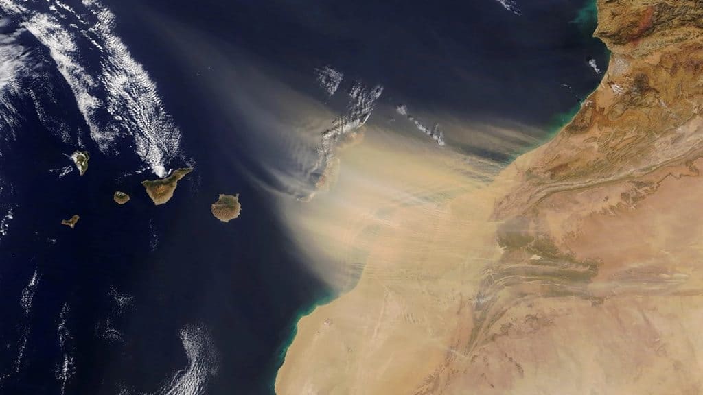 En esta foto del satélite Terra, de la NASA, las rachas de viento empujan la arena del Sáhara hacia Canarias.
