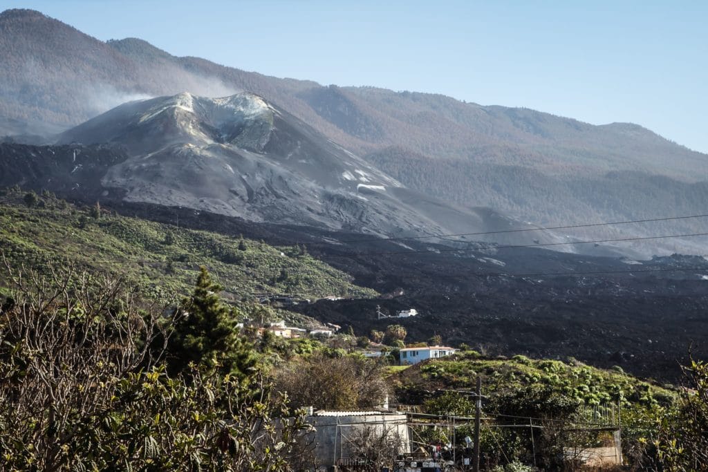 Se mantiene "por prudencia" el semáforo amarillo por el volcán de La Palma